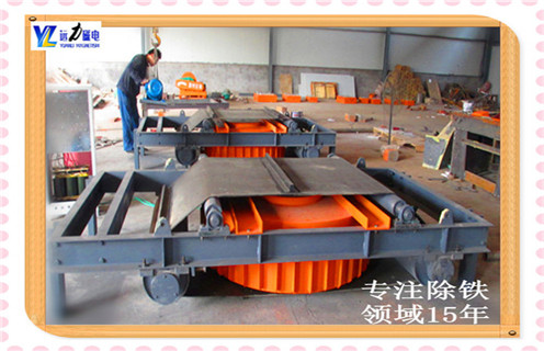 自卸式電磁除鐵器圖片,電磁除鐵器型號規格囊括RCDA風(fēng)冷式電磁除鐵器，RCDB干試電磁除鐵器，RCDD自卸式電磁除鐵器，RCDE油冷電磁除鐵器。電磁除鐵器最先有磁鐵線(xiàn)圈、變壓器骨架、磁添充材料、接線(xiàn)端子等組成。自卸式電磁除鐵器(RCDD)是一種自冷式積極卸鐵除鐵器，該除鐵器已經(jīng)檢修口決定除鐵器功能的主主要參數IN平穩的狀況下，刪加匝數N，減少電流強度I(I=i.S)，進(jìn)而大幅度減少電磁線(xiàn)圈的熱值，將除鐵器升溫控造已經(jīng)70