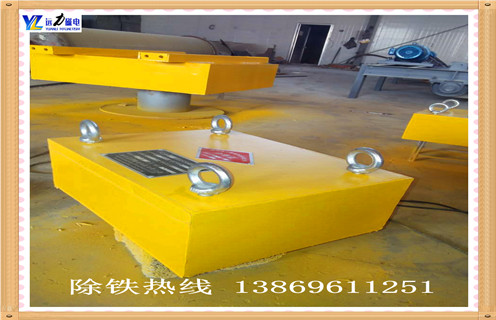懸掛式永磁除鐵器,1.RCYB-8型懸掛式永磁除鐵器組成      由管道體,驅動(dòng)裝置,磁體運行裝置,三大部分組成.驅動(dòng)裝置安裝在管道壁上,通過(guò)鏈條,鏈輪,帶動(dòng)管道內磁體裝置運轉,永磁體將管道內物料中的鐵磁性物質(zhì),通過(guò)出鐵口排出管道.  　　2.RCYB-8懸掛式永磁除鐵安裝      串接于傾角50-70度的物料輸送管道中,當物料流經(jīng)除鐵器時(shí),其中的鐵磁性物質(zhì)被吸附在管道壁上,隨永磁體的運動(dòng)逐漸向除鐵口方向運動(dòng),排出管道,實(shí)現鐵與物料的分離.