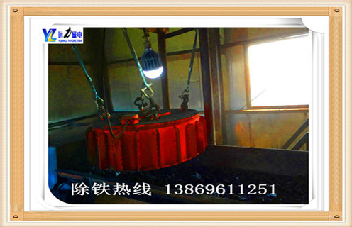 1.電磁除鐵器控制系統的安全性能  　　本實(shí)用新型穩定可靠,滿(mǎn)足了礦用隔爆型電磁除鐵器控制系統在煤礦.井下工作時(shí)的要求,智能型電機保護器能完成漏電閉鎖.欠壓.過(guò)壓.三相不平衡.過(guò)載.短路等多種保護功能.有效地保護了控制系統的安全性  　　2.電磁除鐵器的動(dòng)力系統  　　運礦皮帶除鐵器是煉鐵生產(chǎn)運料工序中必不可少的設備之一,動(dòng)力源有電動(dòng)機. 減速機等.現有的運礦皮帶除鐵器減速機底座是由角鋼制作,設置圓形地腳孔,用以固定傳動(dòng)裝置.這種結構的減速機底座存在一定的不足,其一是底座本身強度低.易變形,使用壽命短;其二是底座地腳孔為圓形,未有調整余量,無(wú)法實(shí)現調整或漲緊.因此,在生產(chǎn)過(guò)程中三角帶極易被拉長(cháng).變形,從而導致三角帶與帶輪表面摩擦力降低,三角帶打滑,除鐵器無(wú)法正常運轉.當出現此類(lèi)事故時(shí),所采用的處理方式只能停機整體更換三角帶,這樣不僅檢修時(shí)間長(cháng),而且造成物料運輸中斷,嚴重影響正常生產(chǎn)