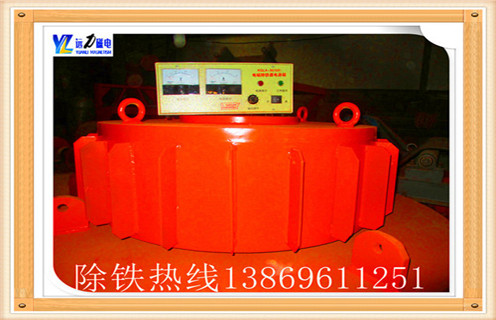 1.電磁除鐵器故障產(chǎn)生原因  　　  1.1檢查控制柜接線(xiàn)是否良好,絕緣正常.  　　  1.2檢查磁盤(pán)除了電纜絕緣是否正常,接線(xiàn)盒是否進(jìn)入水中,如有必要,進(jìn)行干燥處理.  　　  1.3檢查磁盤(pán)除了電阻是否正常.  　　2.電磁除鐵器故障解決辦法  　　  2.1.連接電源開(kāi)始后,皮帶除鐵器既不旋轉也不勵磁.         原因是：段開(kāi)開(kāi)關(guān)未閉合;熱繼電器動(dòng)作不恢復;從則導致控制電路保險絲燒壞.  　　  2.2.打開(kāi)電源后皮帶式除鐵器開(kāi)始旋轉,但后面因為勵磁到自動(dòng)控制開(kāi)關(guān)跳閘.        原因是：硅整流器擊穿,電壓表指示異常;直流側電路,電流指示不正常.  　　  2.3.接通電源后,起動(dòng)皮帶除鐵器旋轉,但勵磁沒(méi)有接通.        原因是：溫控繼電器動(dòng)作;冷卻風(fēng)扇故障;勵磁繞組過(guò)熱.  　　2.4.強勵磁開(kāi)關(guān)不正常.        原因是：金屬探測器不動(dòng);金屬探測器故障;時(shí)間繼電器設置不好;時(shí)間繼電器故障.  　　2.5.電機齒輪箱溫升,聲音異常.        原因是：由于電機過(guò)載或者因為軸承的損壞,齒輪箱蝸輪嚴重磨損,減速機油