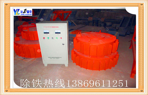 1.干式電磁除鐵器的主要性能指標  　　達到或高于JB / T7689-95標準,去除0.1-35公斤鐵磁材料中的散裝材料.  　　2.干式電磁除鐵器實(shí)際上是整流電路電磁除鐵器應用的控制柜：  　　2.1.變壓器控制柜是除鐵器所需的直流電源設備.它也是整個(gè)除鐵器操作的控制裝置.在除鐵器的提升完成之后,可以根據電氣接線(xiàn)圖連接除鐵器的電源.  　　2.2.控制柜應放置在小灰塵,干燥,無(wú)雨雪侵入,通風(fēng)良好,易于操作和觀(guān)察的地方;  　　2.3.使用前應檢查電氣部件,連接線(xiàn)和緊固件是否因長(cháng)途運輸造成的松動(dòng)或損壞,接線(xiàn)時(shí)應正確區分輸出和輸入;  　　2.4.控制柜至少一次四分之一的灰塵,并檢查電氣觸點(diǎn)是否松動(dòng),有時(shí)間修復的問(wèn)題;  　　2.5.如硅整流二極管損壞,應使用相同類(lèi)型的二極管更換,但必須注意二極管上的符號“極性與原來(lái)相同,否則不能更換;  　　?2.6.如果控制柜中使用的保險絲損壞,應根據原理圖的額定值選擇原因