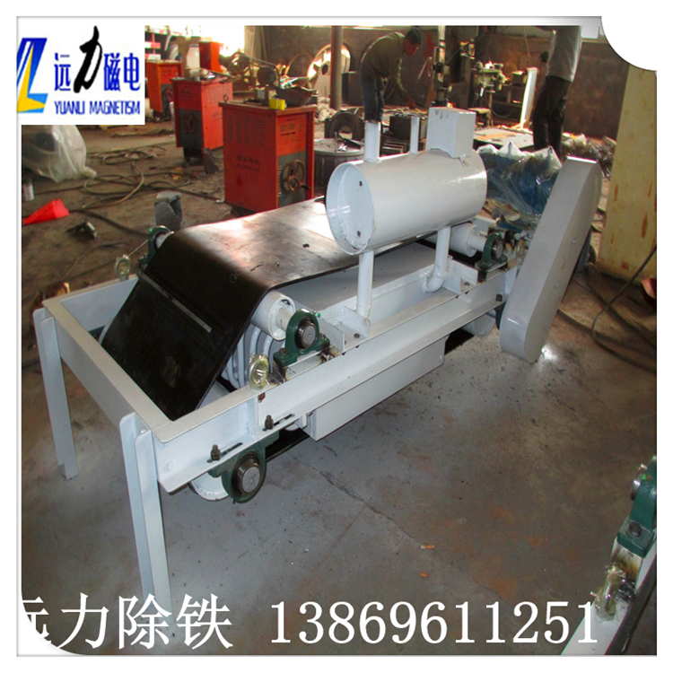 1.通遼油冷自卸式電磁除鐵器的組成  　　RCDF系列油冷自卸式電磁除鐵器由除鐵器本體和卸鐵機構兩部分組成.卸鐵機構由機架.擺線(xiàn)針輪減速機(以下簡(jiǎn)稱(chēng)減速電機).主 從動(dòng)滾筒.托輥.皮帶輪(或鏈輪).三角帶(或皮帶輪)和裝有刮板的卸鐵皮帶組成.  　　2.油冷自卸式電磁除鐵器工作原理  　　除鐵器接通電源后,勵磁系統產(chǎn)生了強大的磁場(chǎng),當輸送機上的散狀物料經(jīng)過(guò)除鐵器下方時(shí),混雜在物料中的鐵磁性雜物,在磁場(chǎng)力作用下被吸起,由運行的卸鐵皮帶連續拋出,當物料脫離磁場(chǎng)范圍外,鐵磁性雜物在重力作用下掉入集鐵箱中.