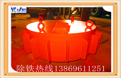 1.電磁除鐵器的正確使用 隨著(zhù)我國經(jīng)濟的發(fā)展各行各業(yè)對物料除雜的要求不斷提高,對產(chǎn)品的物料品位也有了更高的要求,在許多特殊場(chǎng)合,對物料中鐵磁性物質(zhì)的除凈率要求很高,按照國家標準生產(chǎn)制作的普通除鐵器是根本無(wú)法滿(mǎn)足需求的.RCDC 超強型除鐵器是我公司最新推出的,集多種技術(shù)于一身,具有吸力大,吸程深,節能顯著(zhù)等優(yōu)點(diǎn),可裝于膠帶運輸機頭部或中部上方,其強大的磁力可將混入物料中的雜鐵吸出并借助有刮板的自卸膠帶將其清除,對于防止銳利鐵器對運輸膠帶的破壞及提高物料的純度起著(zhù)重要作用.