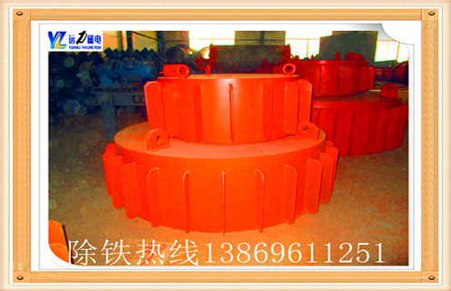 　1.除鐵器磁感應強度確定的要求:  　　?1.1除鐵器的清洗自動(dòng)化程度要高,同時(shí)減少漿(粉)料和水的損耗,尤其是釉漿除鐵;在噴霧干燥塔中要求除鐵器有效流量要大,能適應20t/h以上的漿處理量;   1.2結構要簡(jiǎn)單,容易維修保養,體積盡可能小,使用安全可靠;漿(粉)料傳輸途徑中,要使用優(yōu)質(zhì)不銹鋼,防止產(chǎn)生二次鐵銹和其他雜質(zhì)污染.  1.3除鐵工藝應注意根據鐵磁物質(zhì)對陶瓷制品的影響特點(diǎn),分析制品中鐵磁雜質(zhì)的來(lái)源與嚴重性,進(jìn)而采取恰當的處理措施,堵住雜質(zhì)源頭.