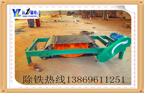 　RCDB-6.5自冷自卸式電磁除鐵器，懸掛式電磁除鐵器,近幾年除鐵器市場(chǎng)發(fā)展前景良好，除鐵器行業(yè)成為拉動(dòng)和提高經(jīng)濟增長(cháng)點(diǎn)的重要行業(yè).濰坊遠力磁電瞅準時(shí)機迅速發(fā)展，無(wú)論產(chǎn)品數量還是生產(chǎn)規模都有飛躍式的提高和發(fā)展，除鐵器銷(xiāo)量與日俱增. 　　1.自冷式電磁除鐵器本體磁路設計合理，磁場(chǎng)強度高.透磁深度大，故適合料層較厚的場(chǎng)合除鐵.又因采用全密封結構，制造過(guò)程中經(jīng)真空干燥等特殊工藝處理，所以能有效地防止粉塵和有害氣體對線(xiàn)圈侵蝕，對環(huán)境和氣候的適應性強，使用壽命長(cháng).